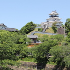 大手橋上より新緑に浮かぶ掛川城建物群