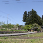 東側より陣屋跡石垣と北隣西林寺
