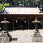 境内に車を駐めた神明神社本拝殿
