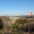 東側眺望：矢印下が飯久保城