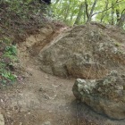 岩がむき出しの登城路