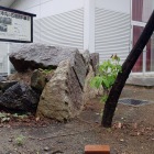 槻の木高校敷地内に展示される石垣の石