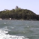 ⑥	海の上から唐津城を眺める