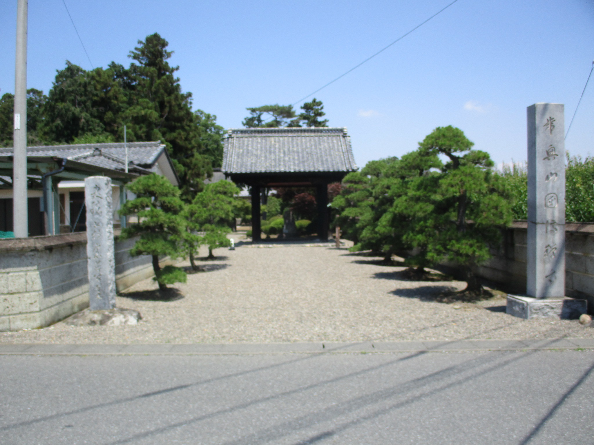 道路から国済寺、市指定文化財の黒門(総)