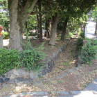 神社鳥居横の堀跡　標柱あり