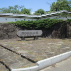 公園の西入口　模擬石垣・土塀