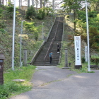 春日山神社の急な石段