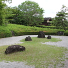 主殿縁側より前庭を眺める
