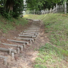 東城砦登城階段と土塁・柵列