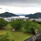 ①	宇和島城天守から宇和島湾を眺める