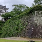 ③	苔むした本丸石垣と天守