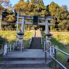 ②	駐車場から神社への階段