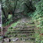 ⑥	本丸へ続く苔むした階段