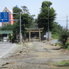 北に位置する唐鈴神社・社殿は鳥居先に