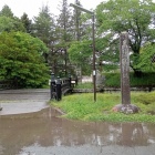 大手門　橋の手前は、堀ではなく水たまりです。