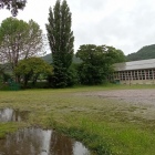 体育館と土塁