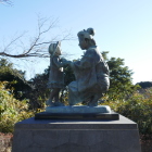 赤い靴はいてた女の子の像