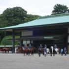 長和殿の南車寄に整列する儀装馬車列