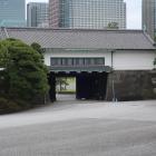 坂下門（内側）。坂の上から