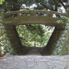 本丸堀切の東側、橋が架かる一部参道