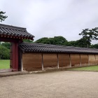 復元された門