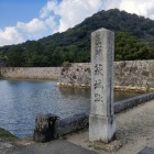 ③	萩城石碑から見る天守台と指月山