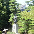 家康像越しの天守