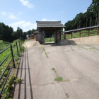 北馬出内部より復元薬医門と南方向