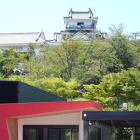 大河ドラマ館越しに天守閣・天守御門