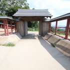 北馬出復元薬医門の南側