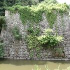 乾櫓台石垣北面と濠
