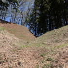 本丸南側の竪堀から見上げた本丸(左)