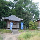 札掛神社　背後の林に土塁が