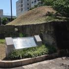 惣社門内側の石垣と土塁