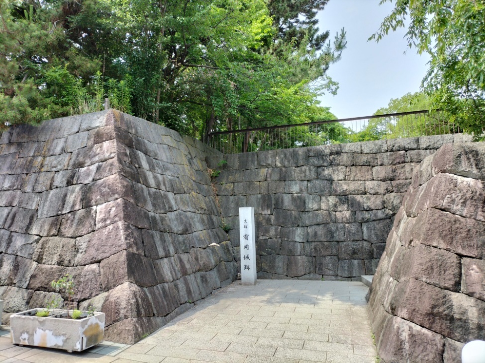 虎口石垣＆碑