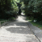 南側に降りる参道階段