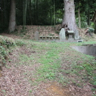 社殿奥の土塁