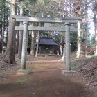 鳥居と社殿・右は土塁跡