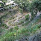 高石垣の上から鶴の渓を見下ろす