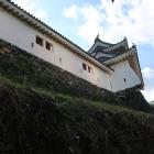 北側下方から見上げる乾櫓と多聞櫓