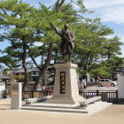 大手口前に掘尾吉晴公像