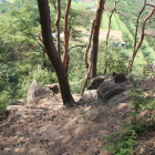 高子２０境丹露盤巨岩下の崖