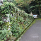 鳥居を抜けて春日神社敷地の石垣