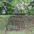 西奥に櫓台の様な土壇と石碑