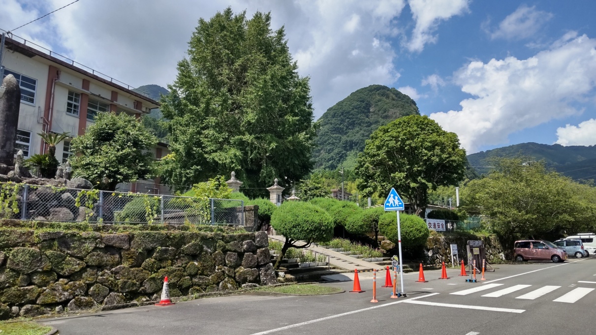 ①	平松城跡（重富小学校）背後は岩剣山（