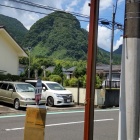 ⑩	バス停と岩剣山