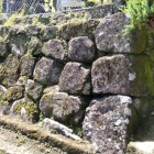 ⑤	平松城の野面積石垣（南側正門前）