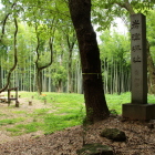 土塁上に立つ岩津城址石碑と主郭