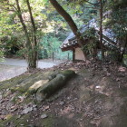 西出丸 土塁の上から薬医門を