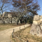二の丸虎口　奥に見えるのが天守台